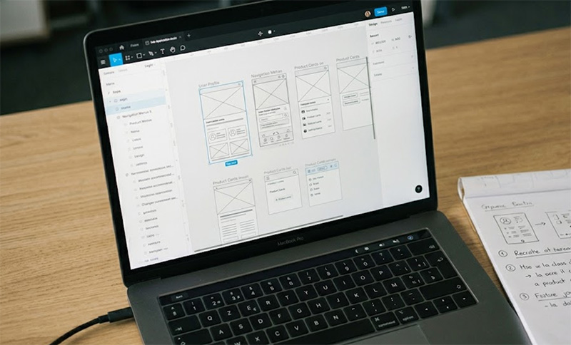 Poste de développement avec écran montrant l'interface d'une application métier
